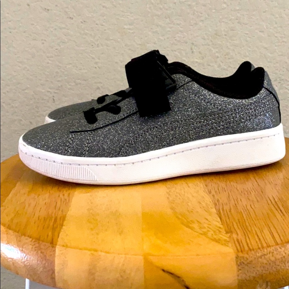 Selling little girl PUMAS